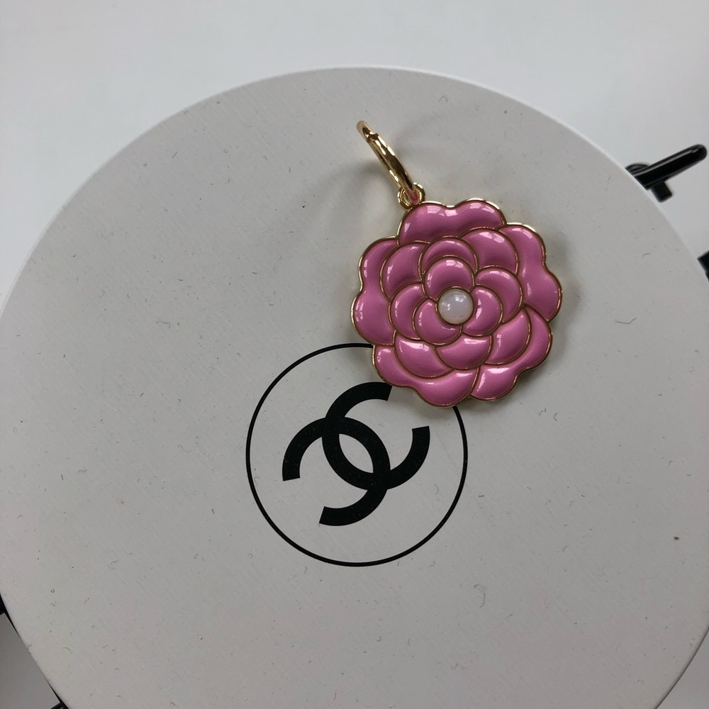 CHANEL Pink Pearl Gold Camellia Flower Limited Edition 2026 Charm NEW - Picture 2 of 5